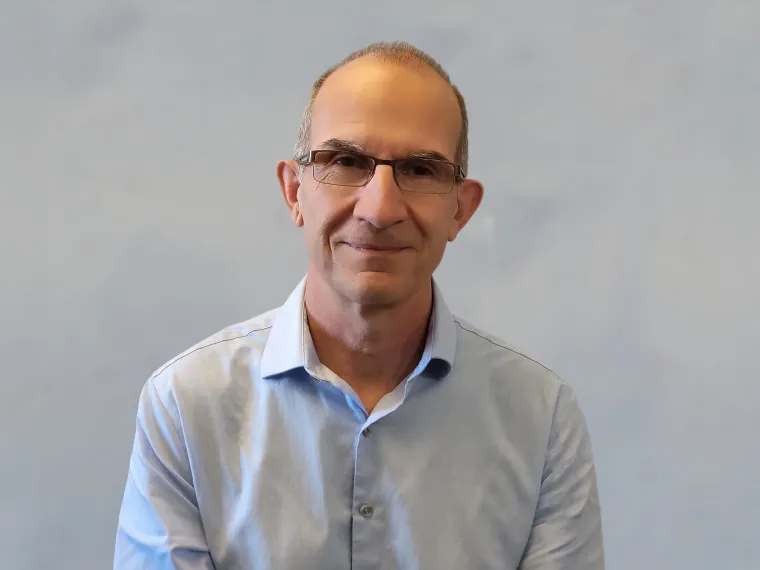 University of Arizona chemistry educator Vicente Talanquer awarded Nyholm Prize for Education from the Royal Society of Chemistry