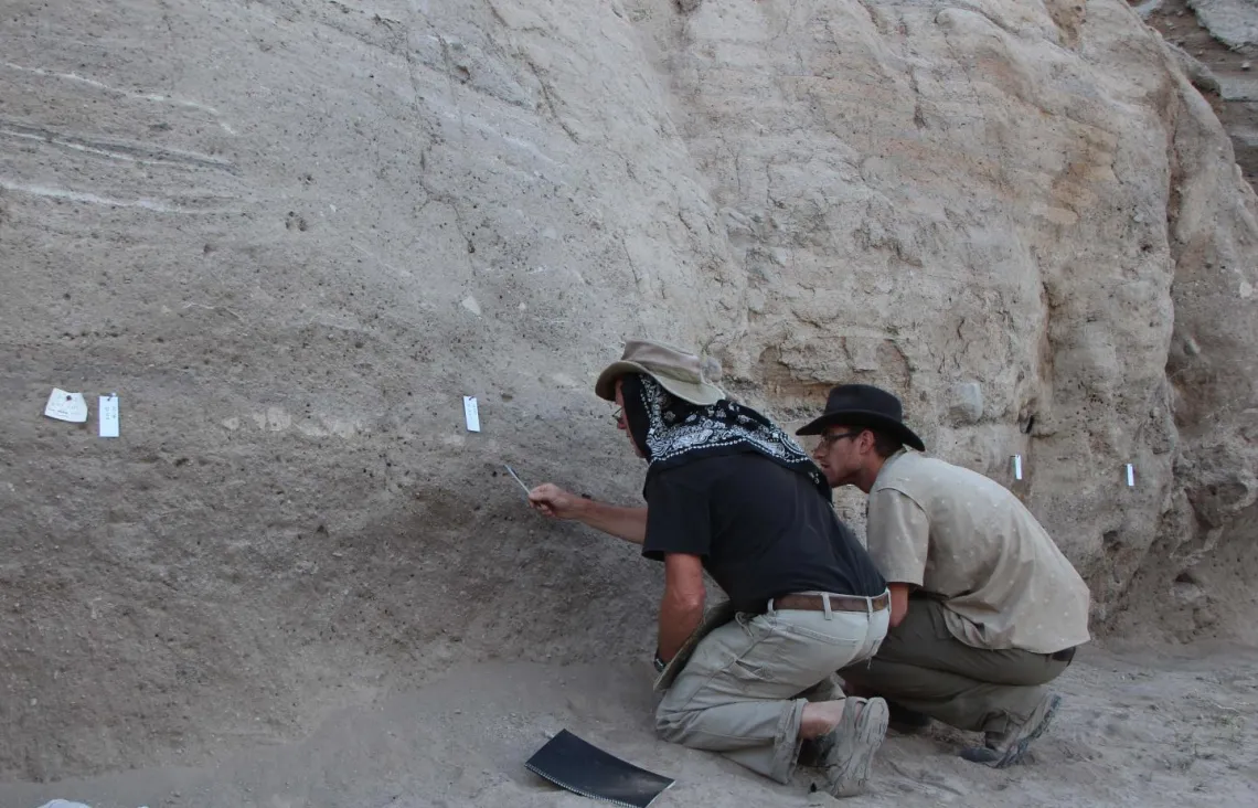 Jay Quade (left) and Jordan Abell (right) looking for optimal samples. Photo: Güneş Duru